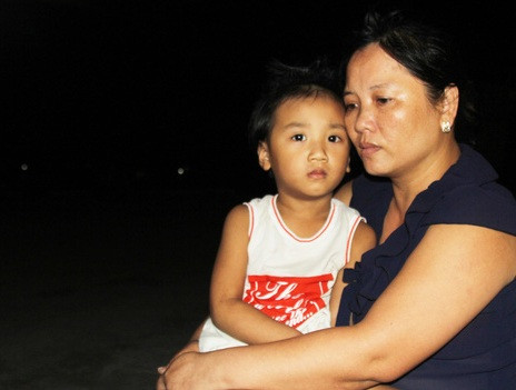 Xúc động giây phút đón 7 thuyền viên sống sót được đưa vào bờ ảnh 2