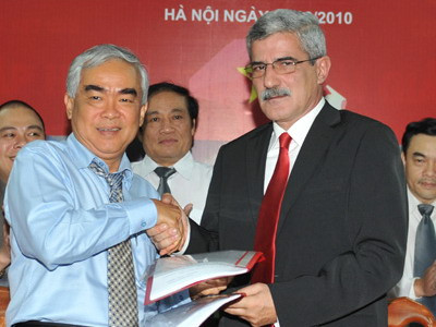 Ông Calisto trong lễ ký hợp đồng với VFF cách đây một năm.. Ông Calisto trong lễ ký hợp đồng với VFF cách đây một năm.