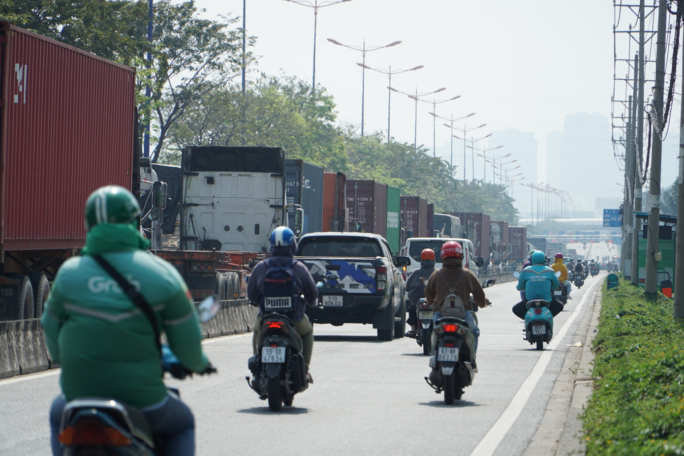 Tình trạng phương tiện đông đúc, xếp hàng dài trên các tuyến đường khu vực phía Đông TPHCM xảy ra từ sáng đến chiều 22/1.