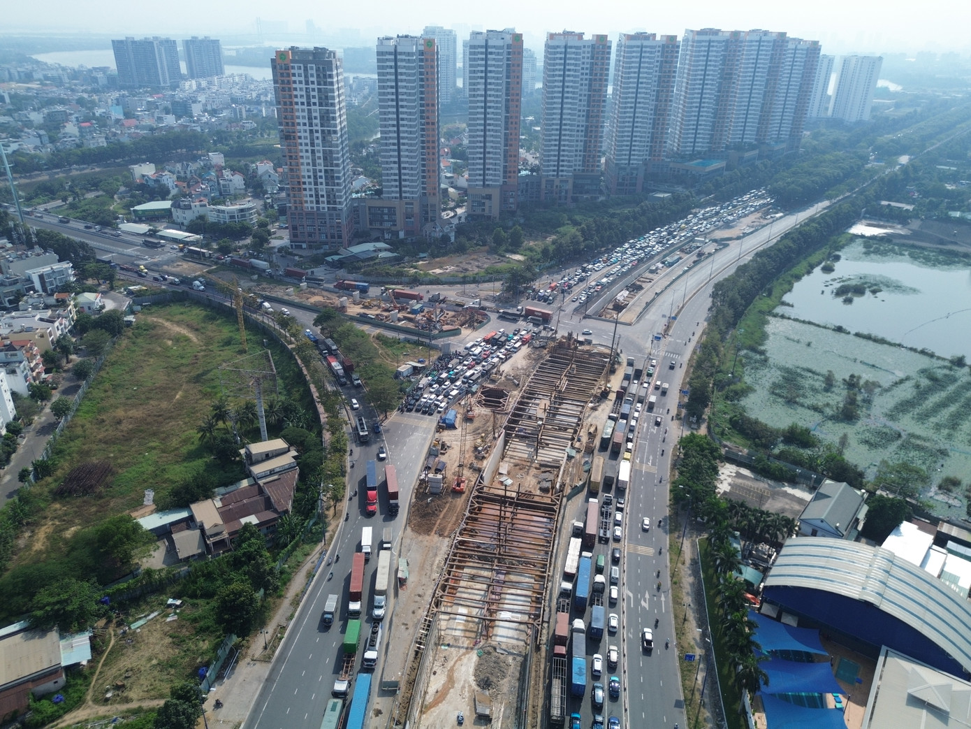 Phương tiện ùn ứ tại nút giao thông An Phú (TP. Thủ Đức).