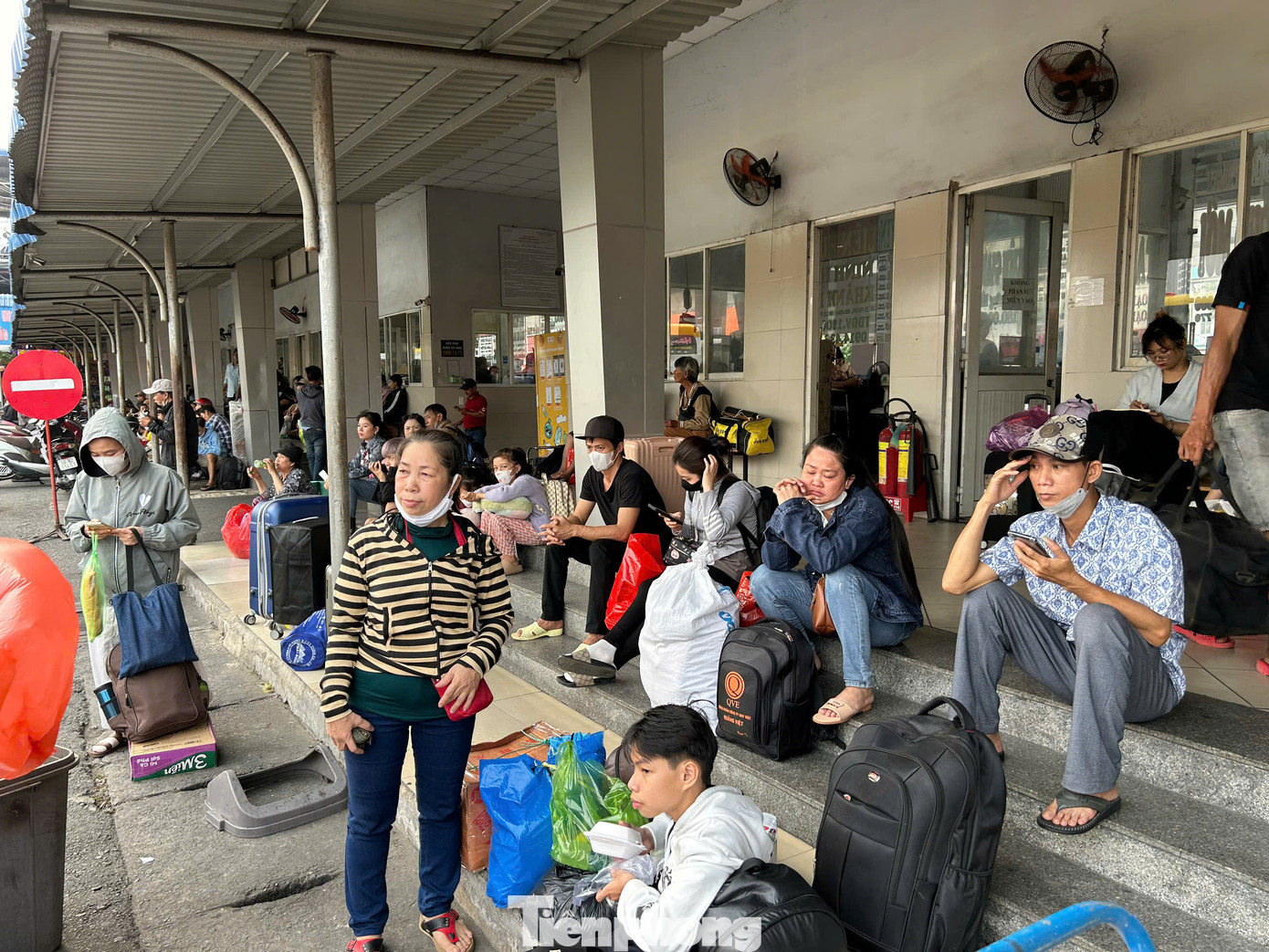 Theo bến xe Miền Tây, trong 10 ngày trước Tết (19/1 đến 28/1), bến xe dự kiến phục vụ 437.110 lượt khách với 16.430 chuyến xe. Dự báo thời gian cao điểm là ngày 26/1 (27 tháng Chạp), sẽ có 62.550 khách qua bến với 2.085 số chuyến xe.