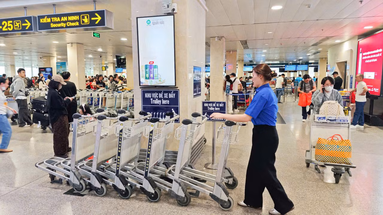 Ngoài khu vực an ninh soi chiếu, các bạn tình nguyện viên còn tham gia hỗ trợ sắp xếp xe đẩy ở khu vực nhà xe và sảnh công cộng.
