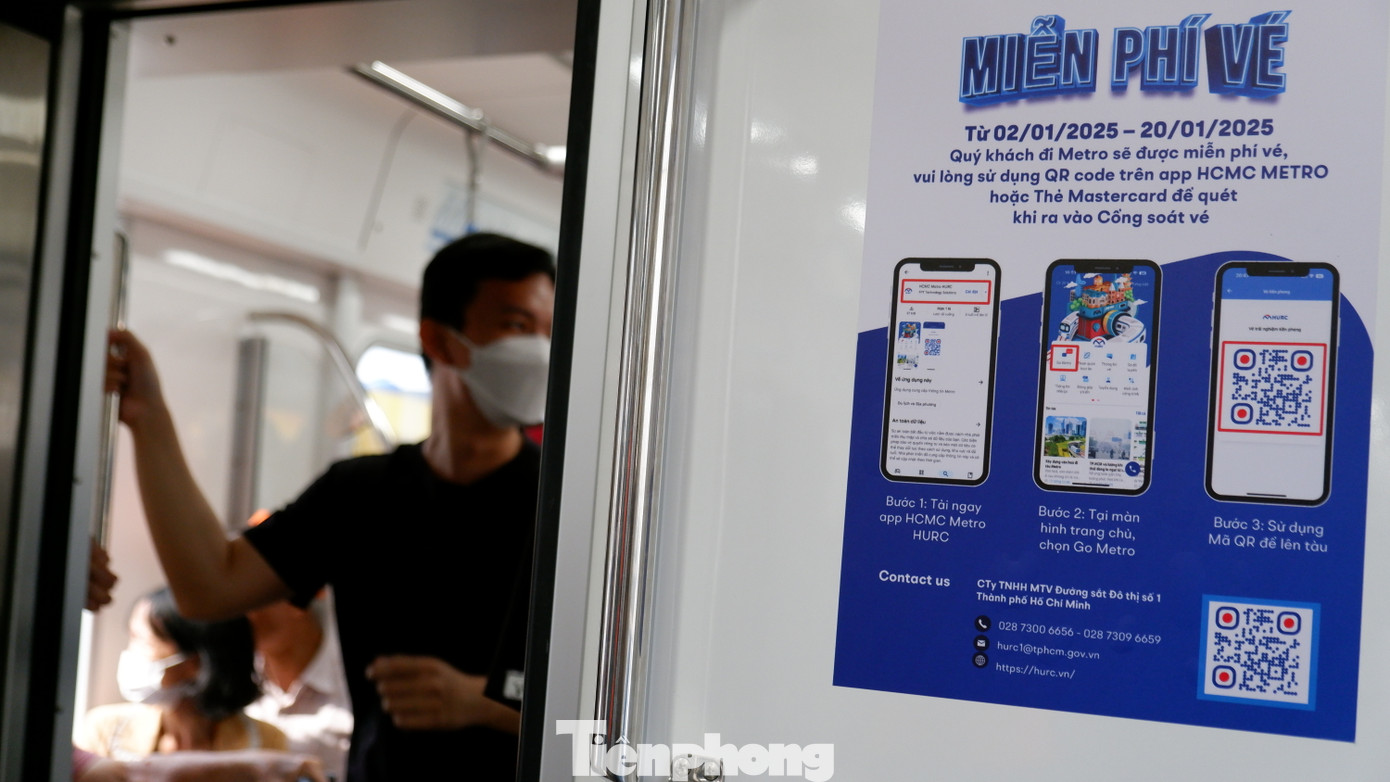 Thông tin miễn phí vé được dán bên trong toa tàu. Thông tin miễn phí vé được dán bên trong toa tàu.