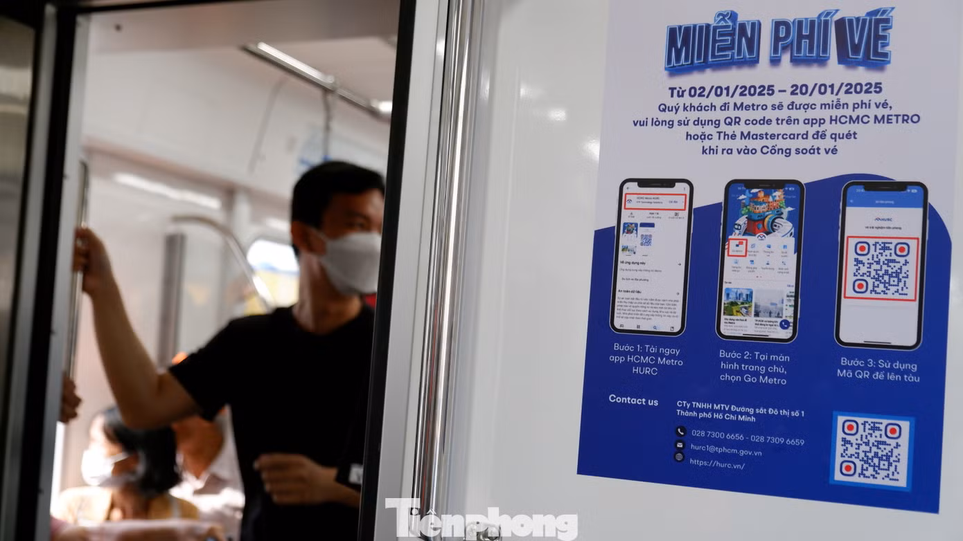 Thông tin miễn phí vé được dán bên trong toa tàu.