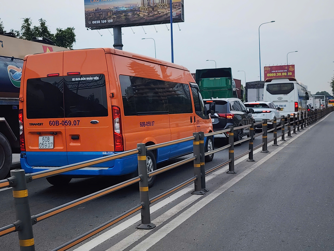 Dòng phương tiện xếp hàng vào cao tốc TPHCM - Long Thành - Dầu Giây vào sáng 23/1. Ảnh: A.X