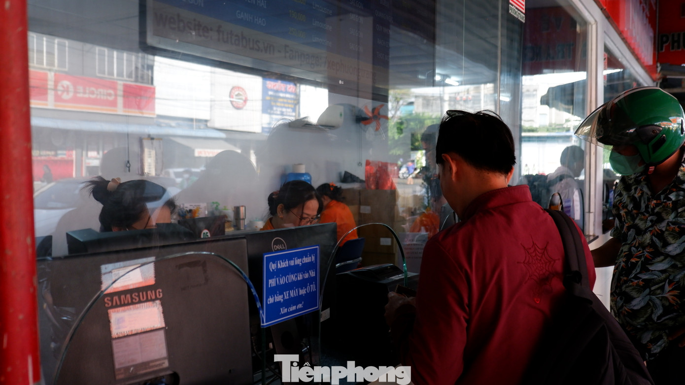 Sáng 23 tháng Chạp, nhiều hành khách đến bến xe Miền Tây để mua vé về quê đón Tết.