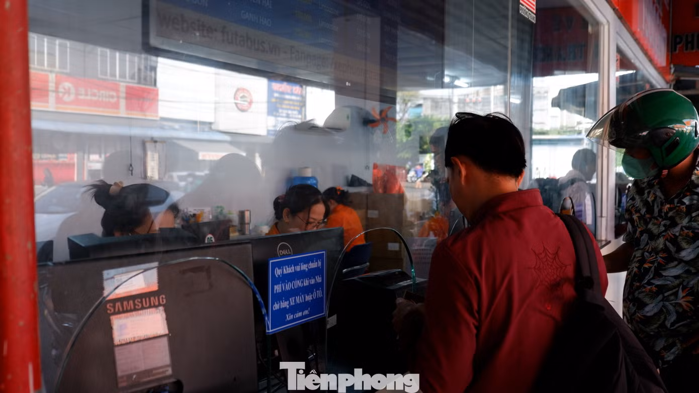 Sáng 23 tháng Chạp, nhiều hành khách đến bến xe Miền Tây để mua vé về quê đón Tết.