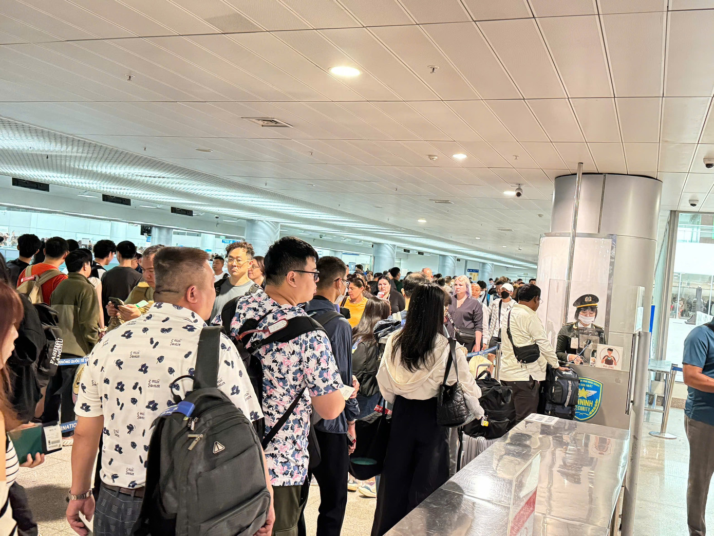 Dòng người xếp hàng chờ checkin an ninh. Ảnh: CTV