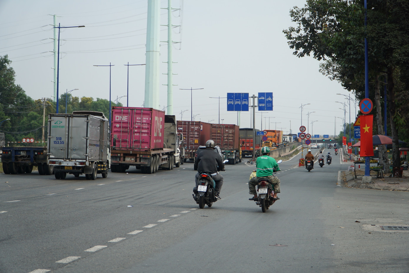 Đến khoảng hơn 15 giờ, khu vực cầu Mỹ Thủy 2 trên đường Đồng Văn Cống, nhiều xe container, xe tải, ô tô xếp hàng dài trên đường, các xe di chuyển chậm. Dòng phương tiện di chuyển theo hướng từ đường Mai Chí Thọ về Cảng Cát Lái.