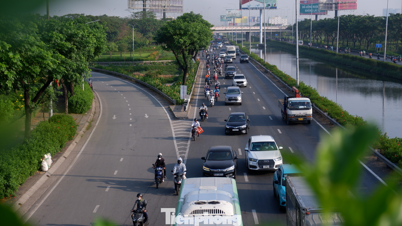Dù phương tiện có phần đông đúc hơn ngày thường nhưng theo quan sát của PV, không xảy ra hiện tượng ùn tắc kéo dài.