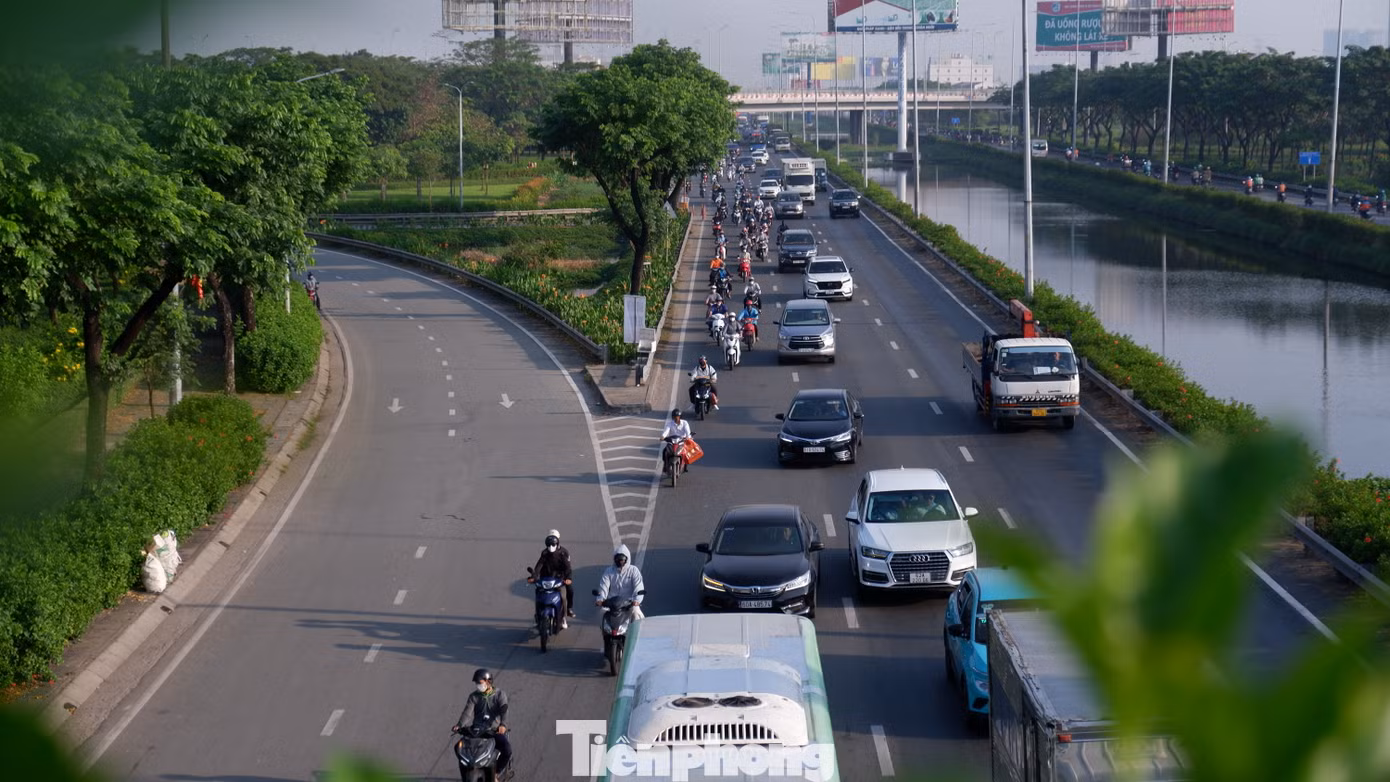 Dù phương tiện có phần đông đúc hơn ngày thường nhưng theo quan sát của PV, không xảy ra hiện tượng ùn tắc kéo dài.
