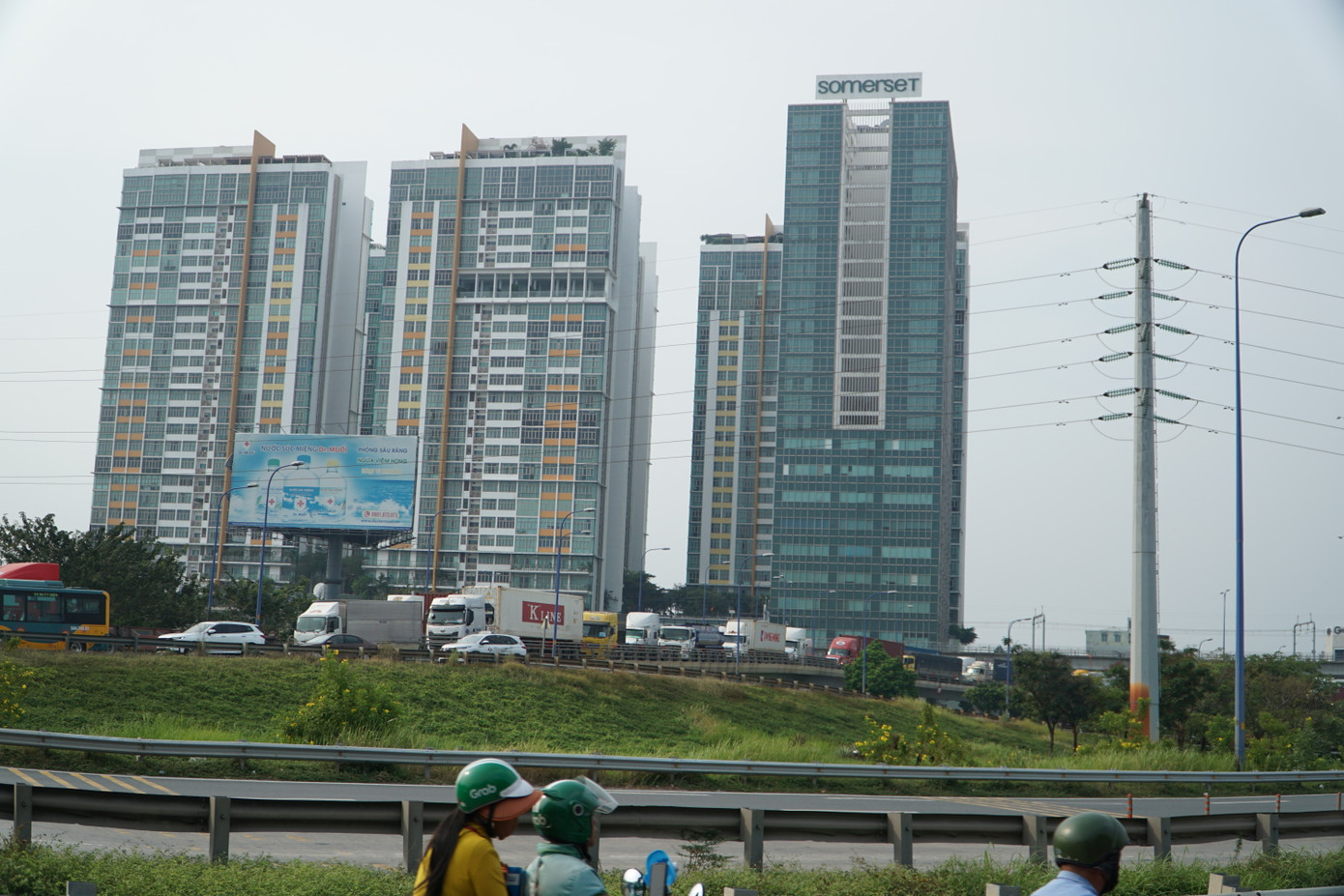 Trong ngày 22/1, đường Võ Nguyên Giáp cùng nhiều tuyến đường khu vực phía Đông TPHCM xảy ra tình trạng ùn ứ.