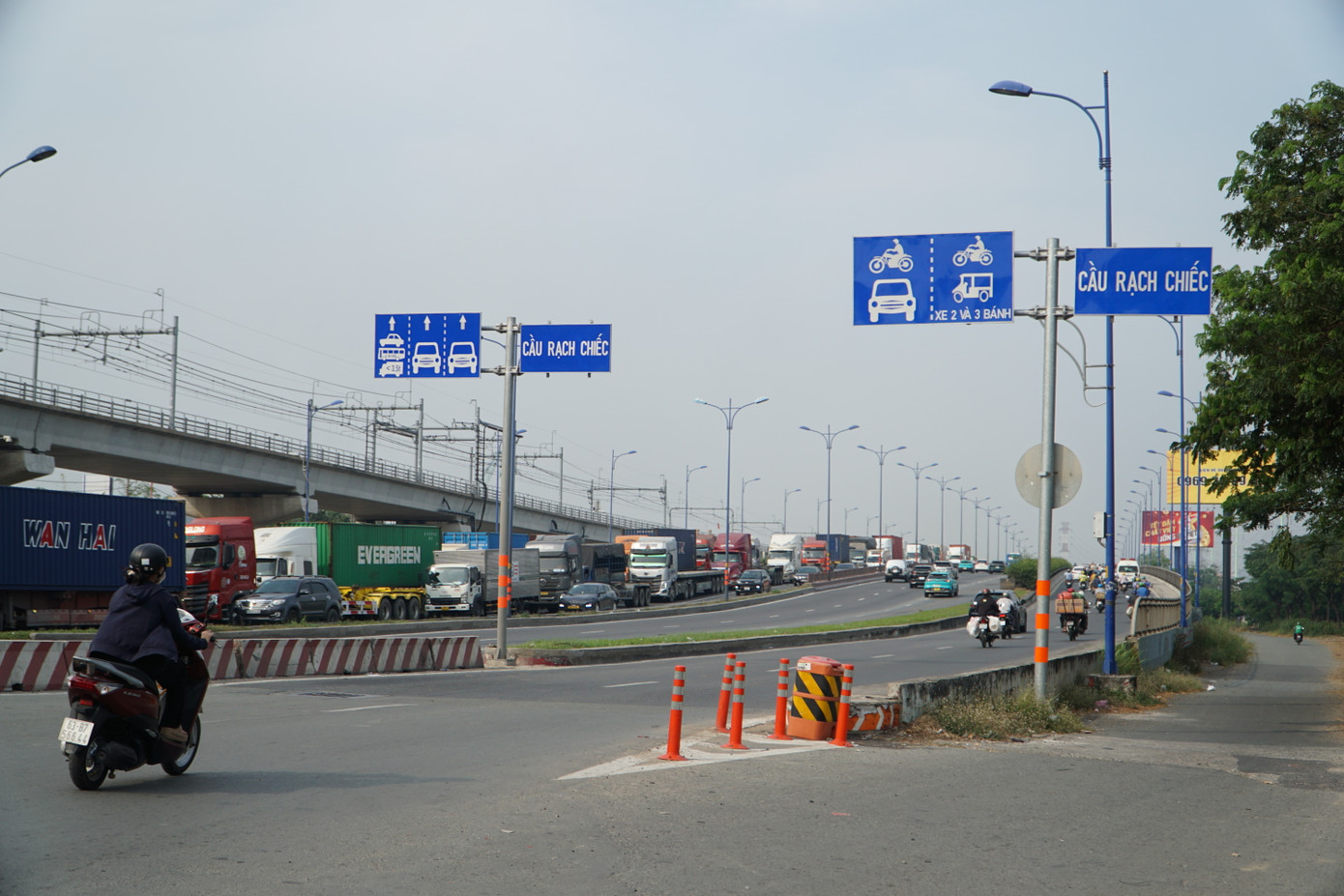 Trong ngày 22/1, đường Võ Nguyên Giáp cùng nhiều tuyến đường khu vực phía Đông TPHCM xảy ra tình trạng ùn ứ.