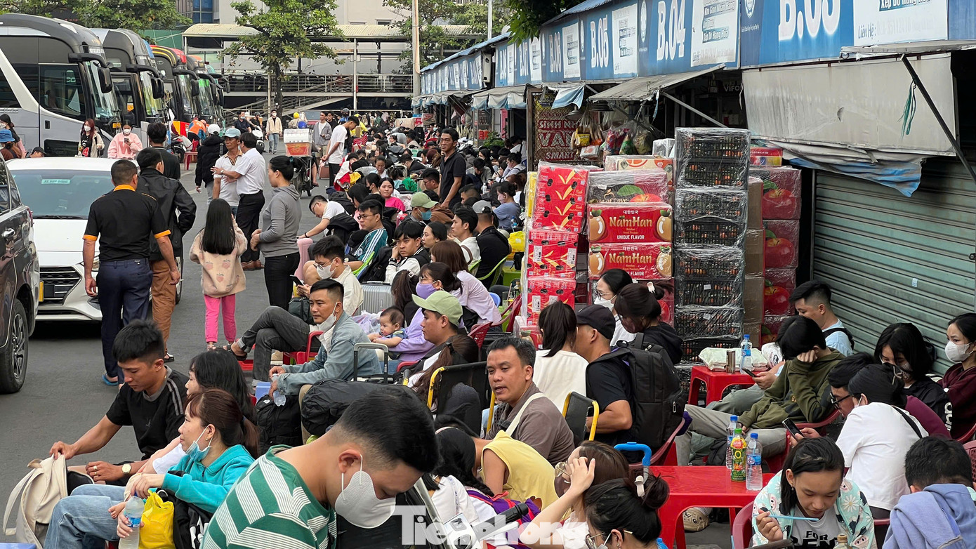 Dự kiến thời gian cao điểm ở bến xe Miền Đông (quận Bình Thạnh) là các ngày 25, 26/1 (nhằm ngày 26, 27 tháng Chạp), mỗi ngày bến xe phục vụ hơn 18.000 đến gần 19.000 hành khách.