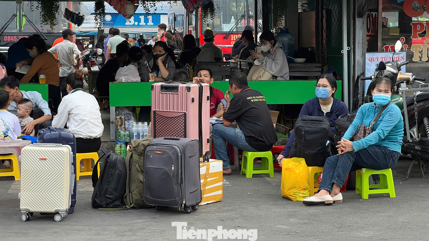 Người dân lỉnh kỉnh hành lý, đồ đạc chờ đến giờ lên xe để bắt đầu hành trình về quê đón Tết.