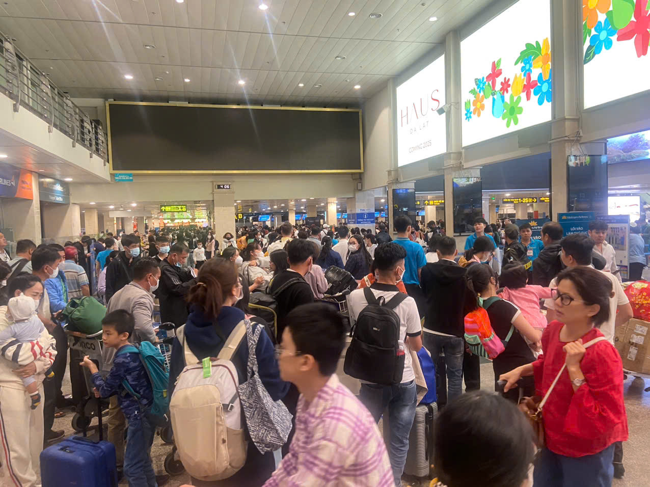Ga quốc nội, cảng HKQT Tân Sơn Nhất chật kín trong khung giờ cao điểm sáng 25 Tết. Ảnh: CTV
