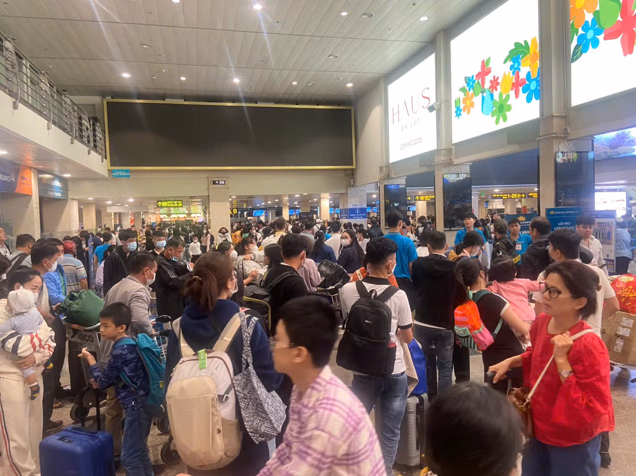 Ga quốc nội, cảng HKQT Tân Sơn Nhất chật kín trong khung giờ cao điểm sáng 25 Tết. Ảnh: CTV Ga quốc nội, cảng HKQT Tân Sơn Nhất chật kín trong khung giờ cao điểm sáng 25 Tết. Ảnh: CTV