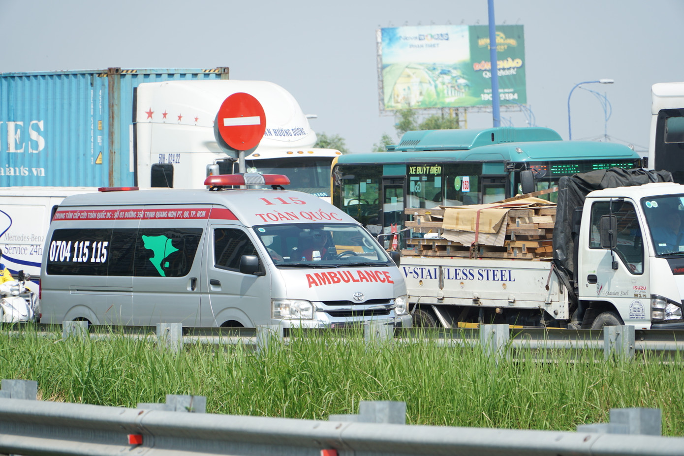 Xe cấp cứu &quot;chôn chân&quot; giữa dòng phương tiện.