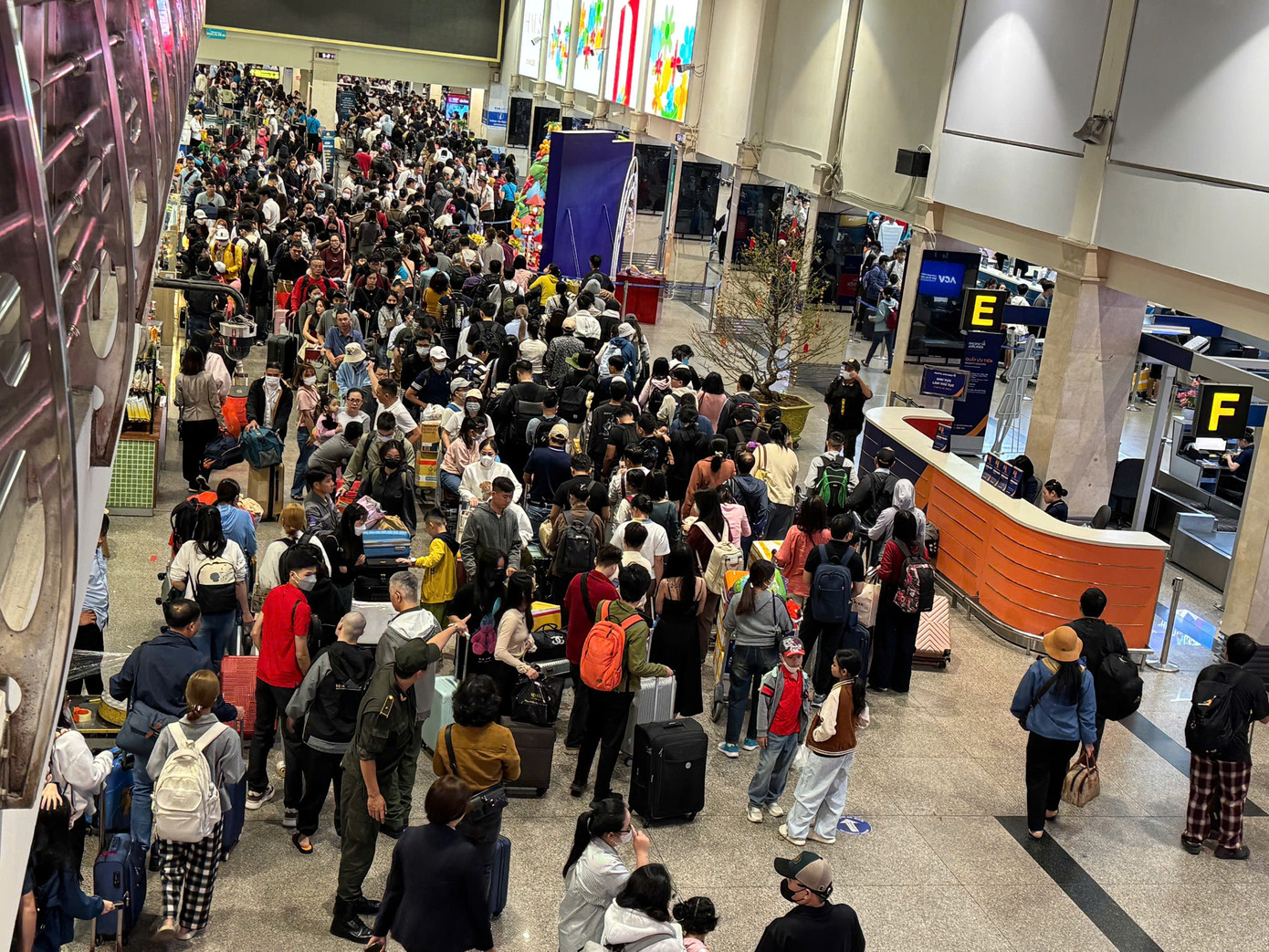 Khu vực ga quốc nội, Cảng HKQT Tân Sơn Nhất tấp nập hành khách ngày 24 tháng Chạp. Ảnh: CTV.