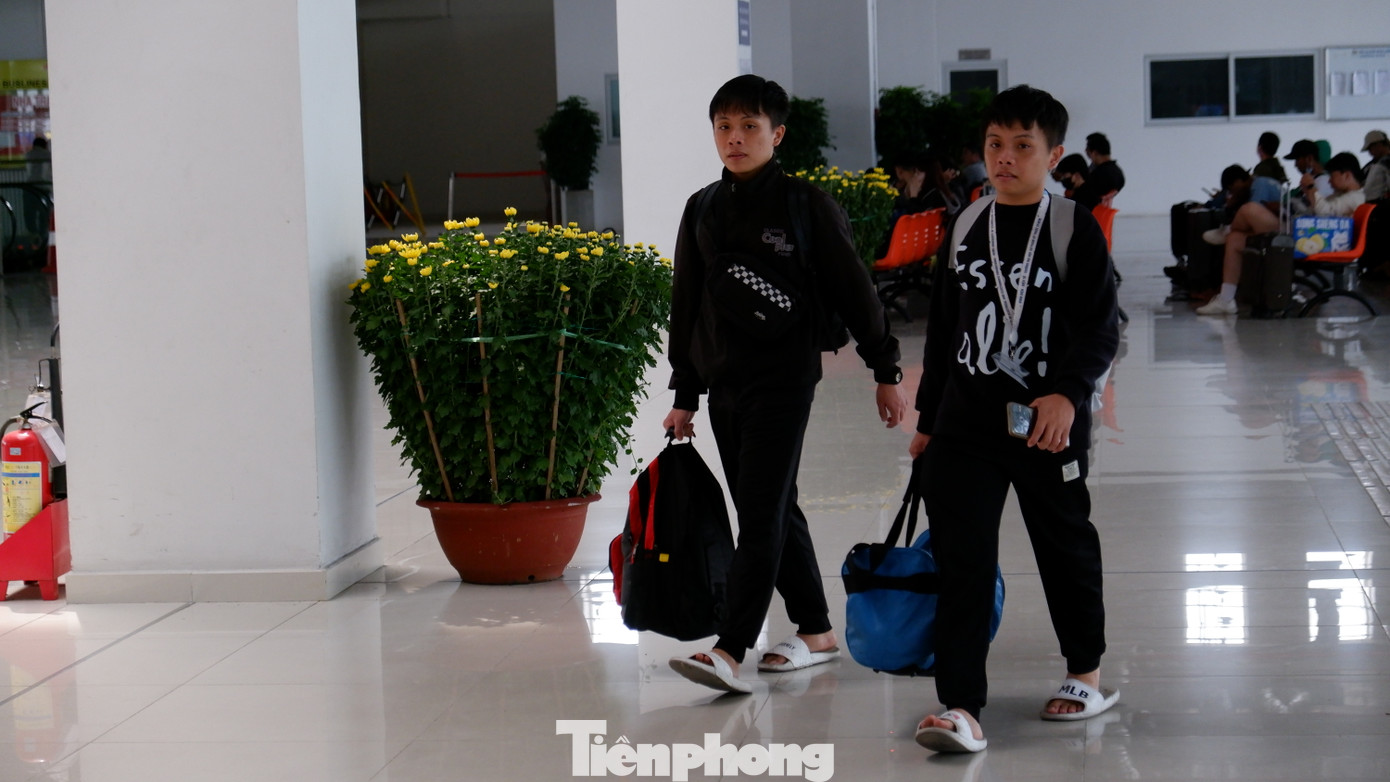 Theo ghi nhận của PV, từ trưa đến chiều 20/1 (21 tháng Chạp), người dân bắt đầu rời TPHCM để về quê đón Tết Nguyên đán 2025. Ảnh: Hữu Huy Theo ghi nhận của PV, từ trưa đến chiều 20/1 (21 tháng Chạp), người dân bắt đầu rời TPHCM để về quê đón Tết Nguyên đán 2025. Ảnh: Hữu Huy