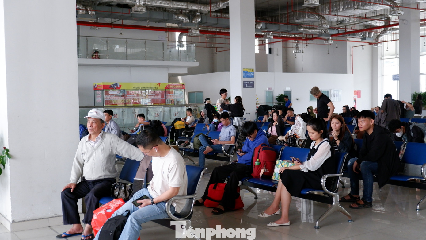 Bến xe Miền Đông mới nhộn nhịp, khác hẳn với khung cảnh thưa vắng những ngày bình thường. Bến xe Miền Đông mới nhộn nhịp, khác hẳn với khung cảnh thưa vắng những ngày bình thường.