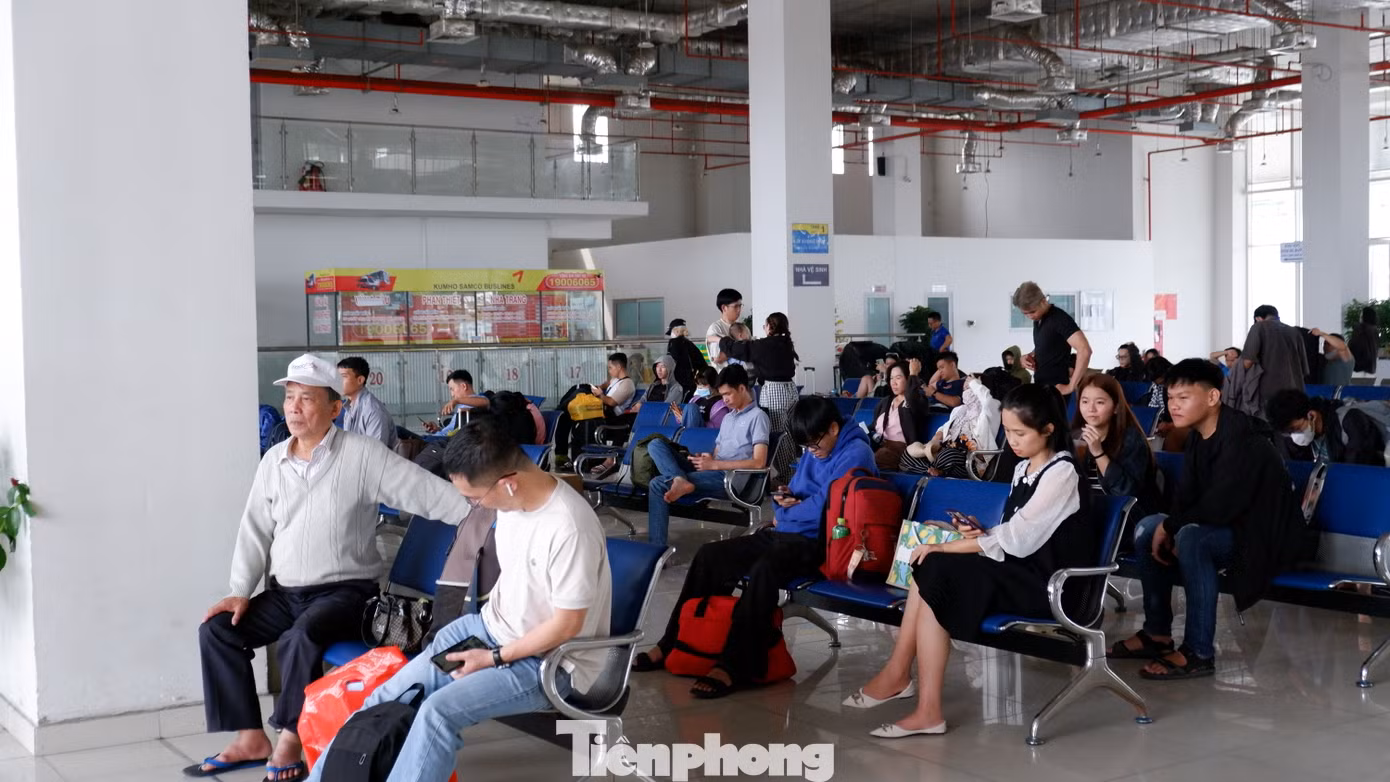 Bến xe Miền Đông mới nhộn nhịp, khác hẳn với khung cảnh thưa vắng những ngày bình thường.