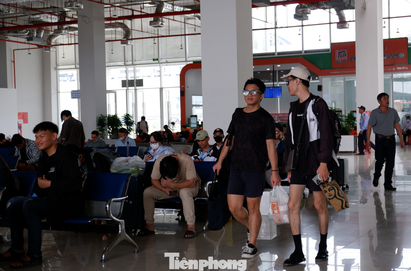 Bến xe Miền Đông mới nhộn nhịp, khác hẳn với khung cảnh thưa vắng những ngày bình thường. Bến xe Miền Đông mới nhộn nhịp, khác hẳn với khung cảnh thưa vắng những ngày bình thường.