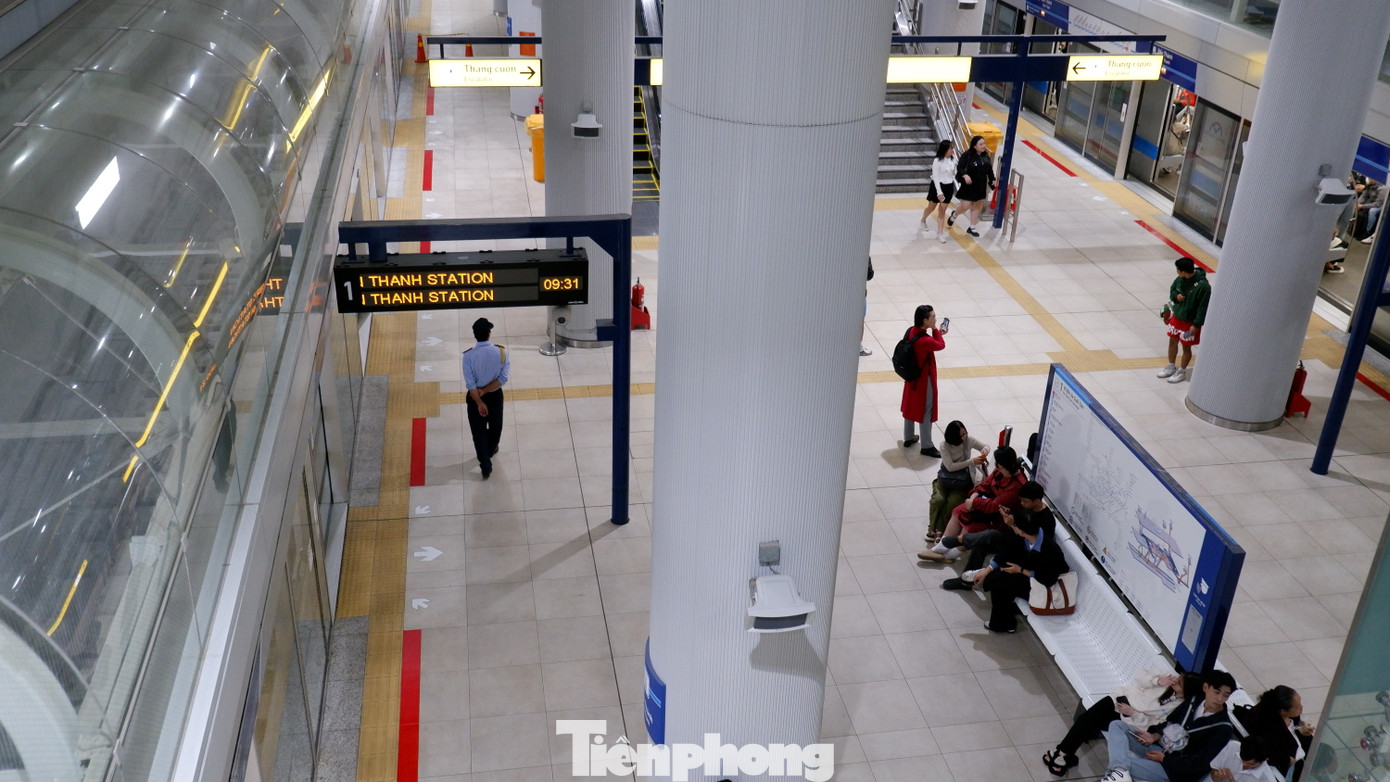 Một số thời điểm, khu vực dưới nhà ga rất thông thoáng. Một số thời điểm, khu vực dưới nhà ga rất thông thoáng.