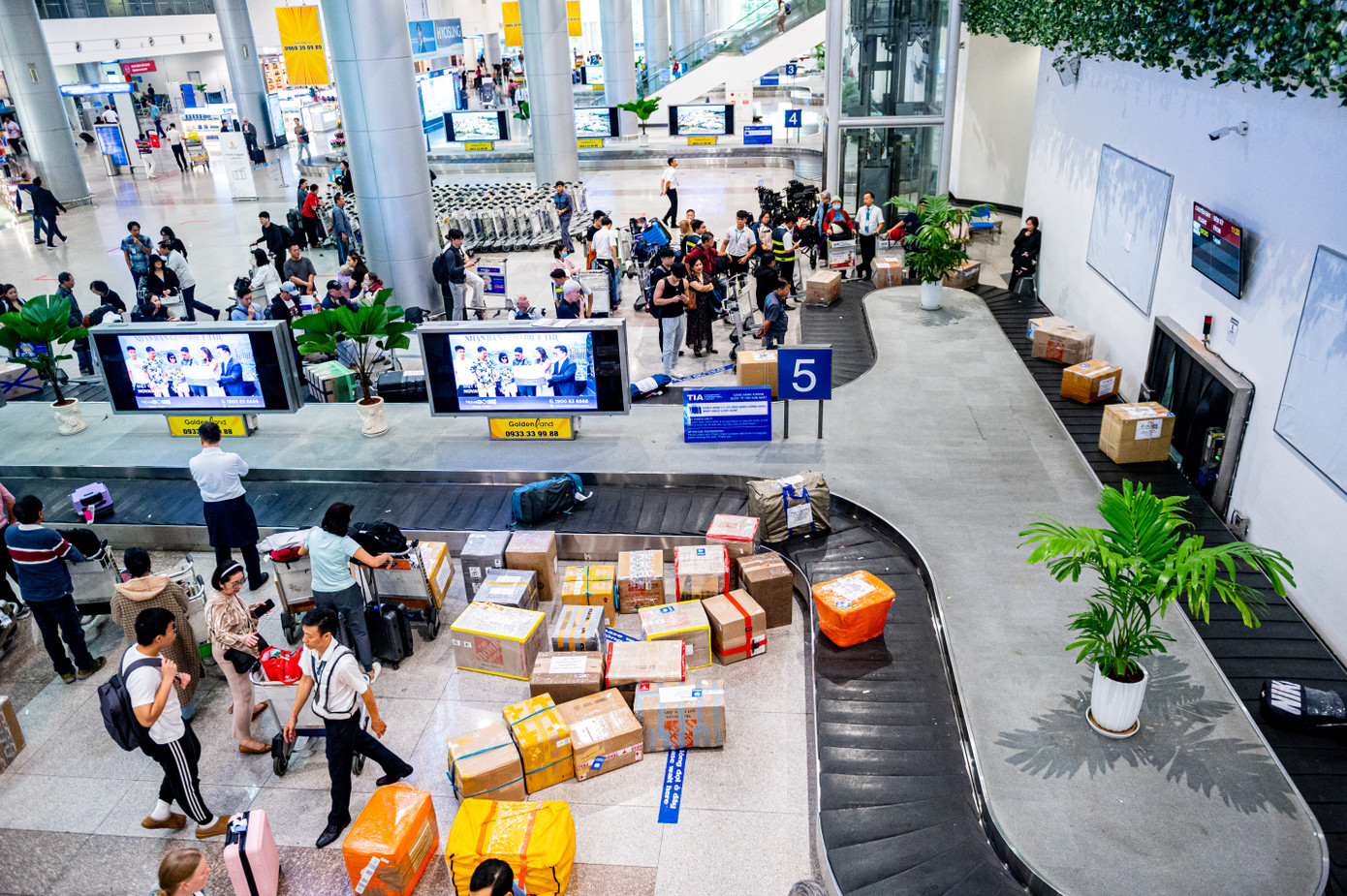 Khu vực băng chuyền nhận hành lý ở ga quốc tế - Cảng HKQT Tân Sơn Nhất.