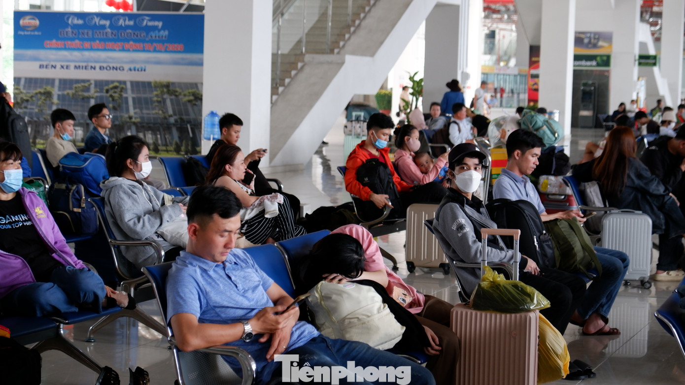 Một số người tranh thủ nghỉ ngơi trước giờ lên xe. Ảnh: Hữu Huy Một số người tranh thủ nghỉ ngơi trước giờ lên xe. Ảnh: Hữu Huy