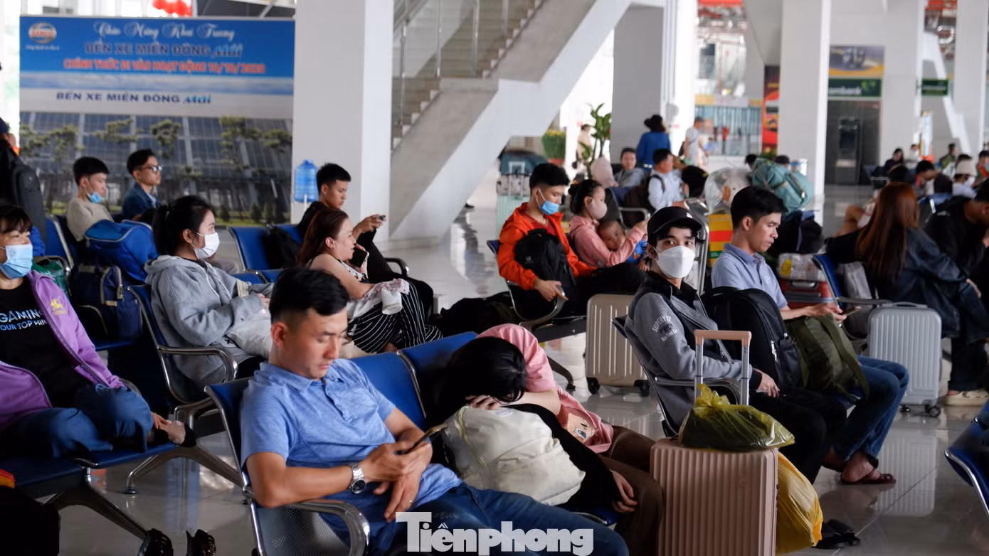 Một số người tranh thủ nghỉ ngơi trước giờ lên xe. Ảnh: Hữu Huy