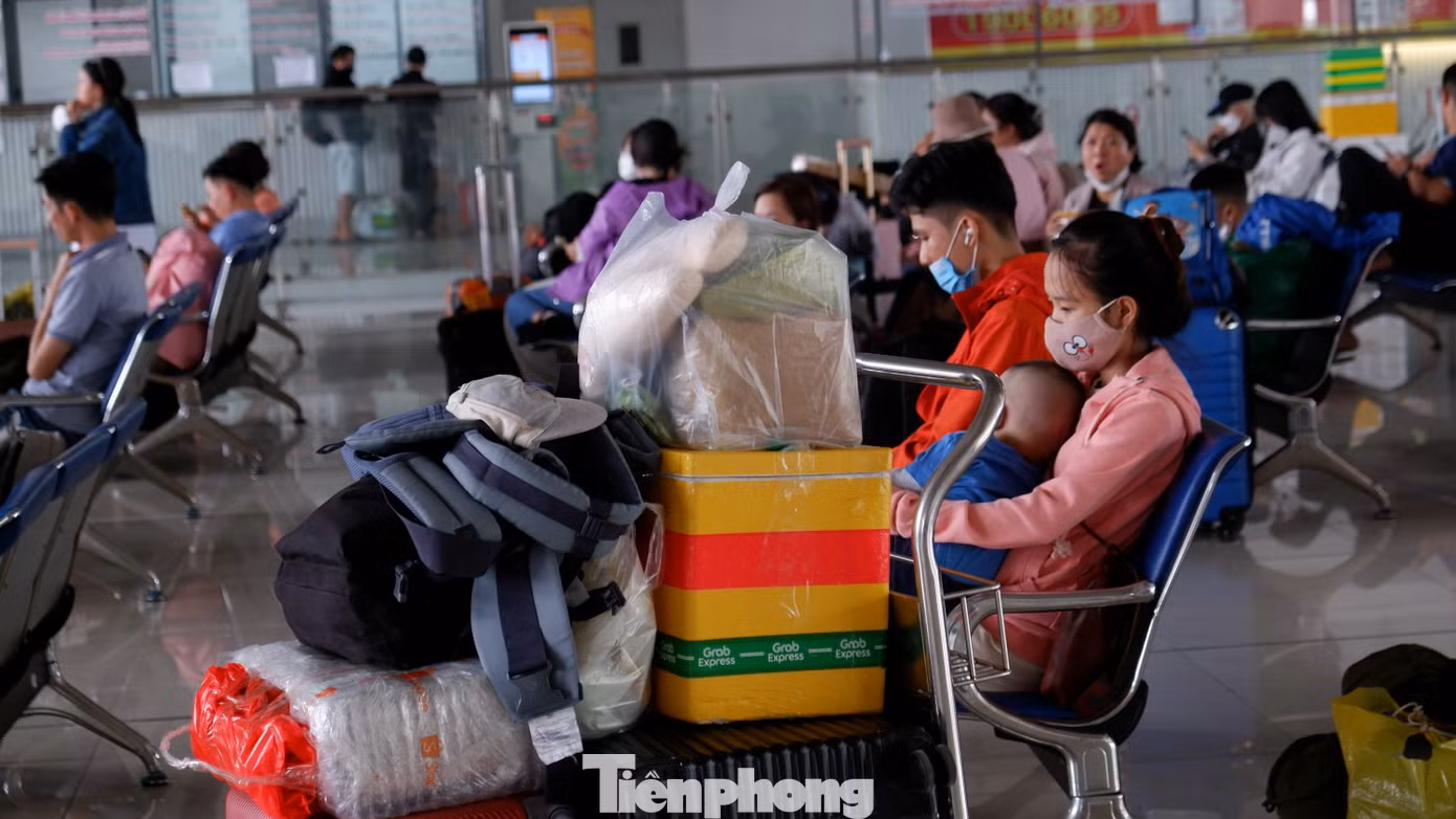 Trong ngày 21 tháng Chạp, bến xe Miền Đông mới dự kiến khai thác 360 chuyến xe với hơn 7.200 hành khách qua bến. Dự kiến ngày cao điểm là 26 tháng Chạp (25/1) sẽ có 545 lượt xe với hơn 13.000 hành khách qua bến. Ảnh: Hữu Huy