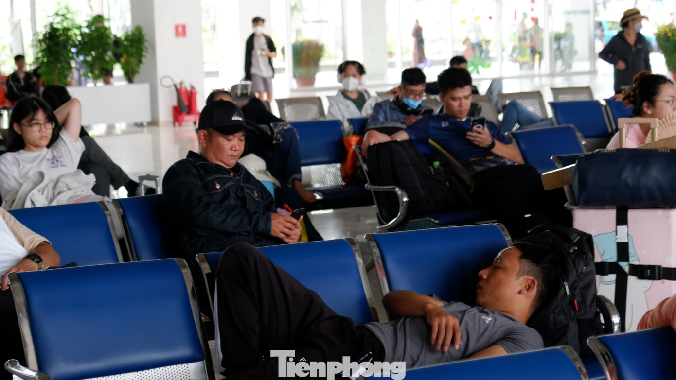 Một số người tranh thủ nghỉ ngơi trước giờ lên xe. Ảnh: Hữu Huy Một số người tranh thủ nghỉ ngơi trước giờ lên xe. Ảnh: Hữu Huy
