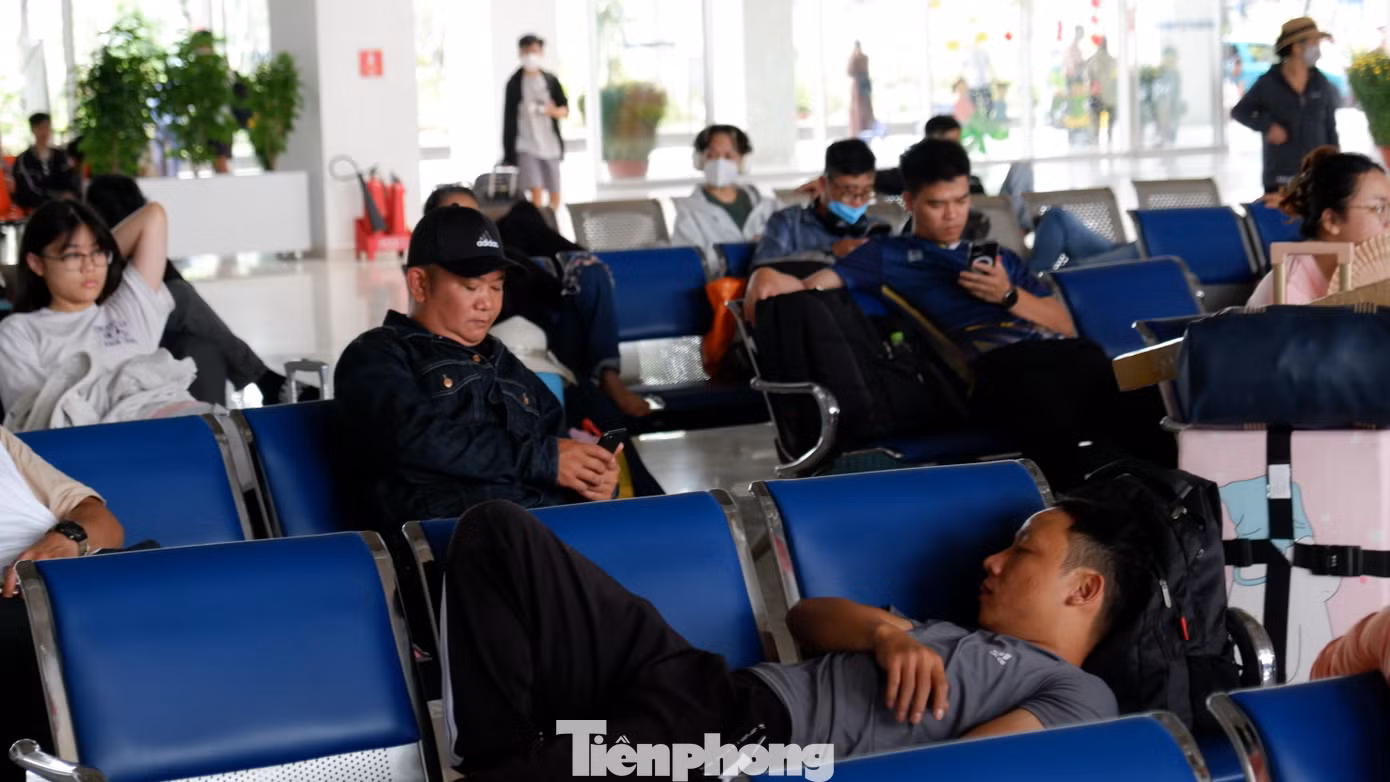 Một số người tranh thủ nghỉ ngơi trước giờ lên xe. Ảnh: Hữu Huy