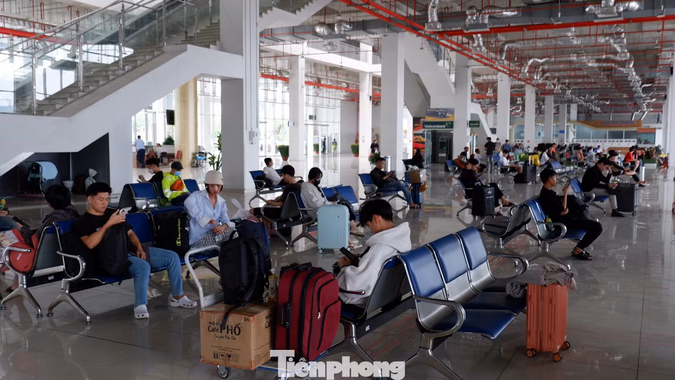Bến xe Miền Đông mới nhộn nhịp, khác hẳn với khung cảnh thưa vắng những ngày bình thường.