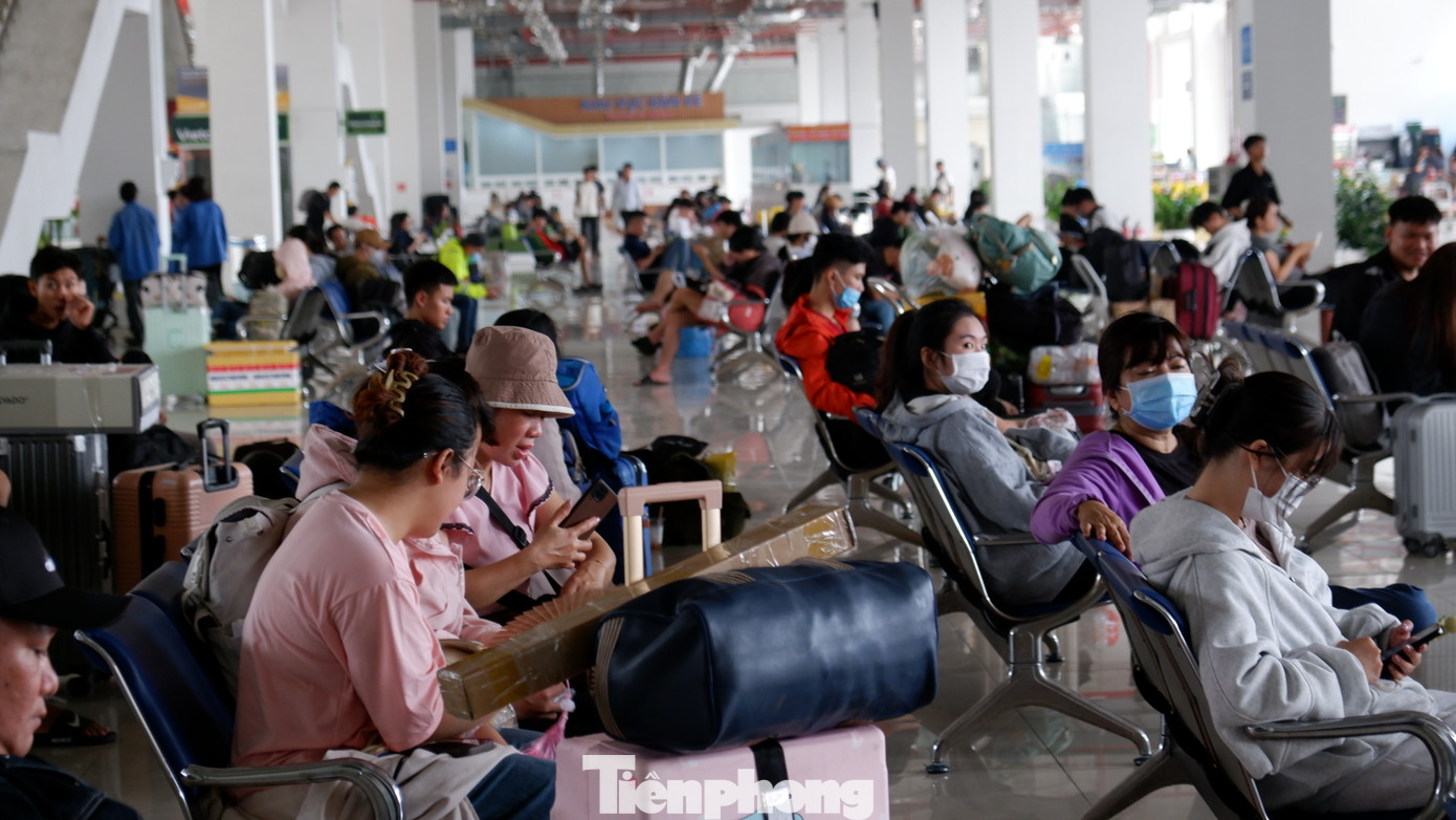 Hành khách đông đúc tại bến xe Miền Đông mới (TP Thủ Đức) vào trưa 20/1. Ảnh: Hữu Huy Hành khách đông đúc tại bến xe Miền Đông mới (TP Thủ Đức) vào trưa 20/1. Ảnh: Hữu Huy