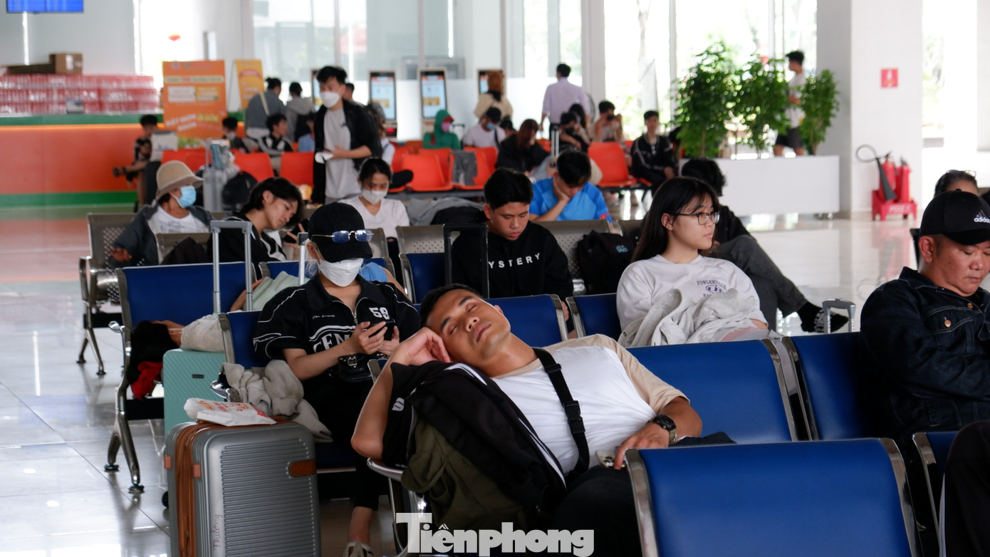 Một số người tranh thủ nghỉ ngơi trước giờ lên xe. Ảnh: Hữu Huy Một số người tranh thủ nghỉ ngơi trước giờ lên xe. Ảnh: Hữu Huy
