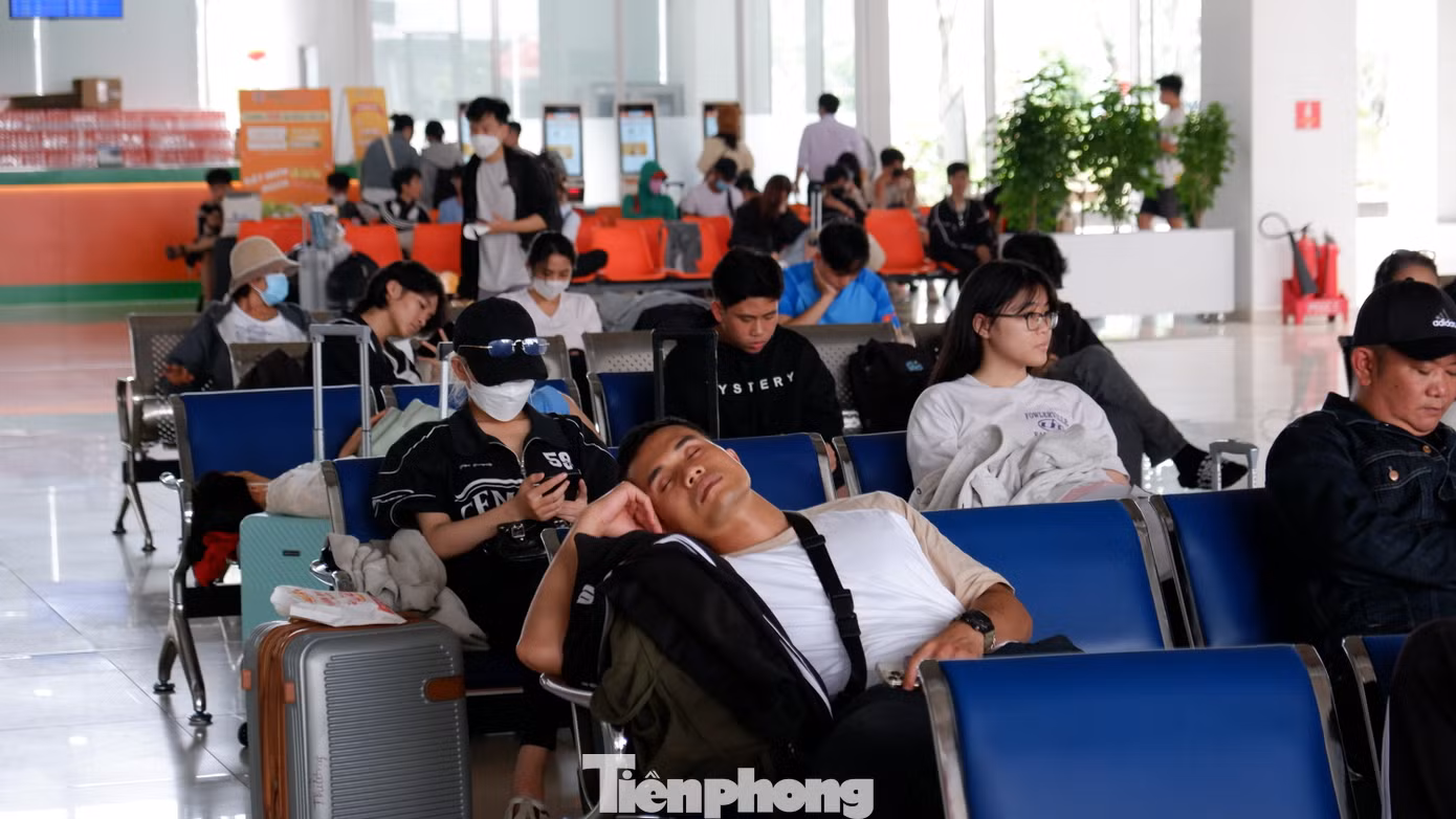 Một số người tranh thủ nghỉ ngơi trước giờ lên xe. Ảnh: Hữu Huy