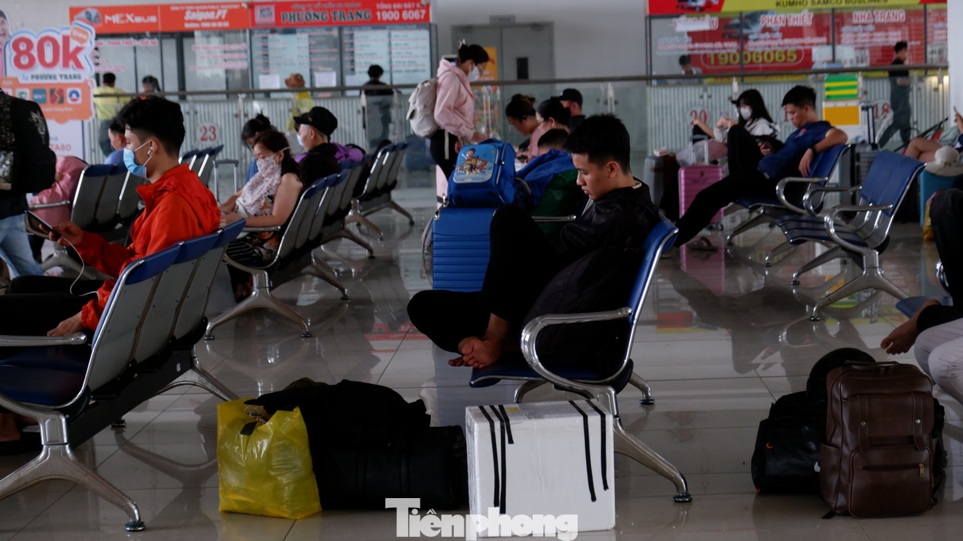 Bến xe Miền Đông mới nhộn nhịp, khác hẳn với khung cảnh thưa vắng những ngày bình thường. Bến xe Miền Đông mới nhộn nhịp, khác hẳn với khung cảnh thưa vắng những ngày bình thường.