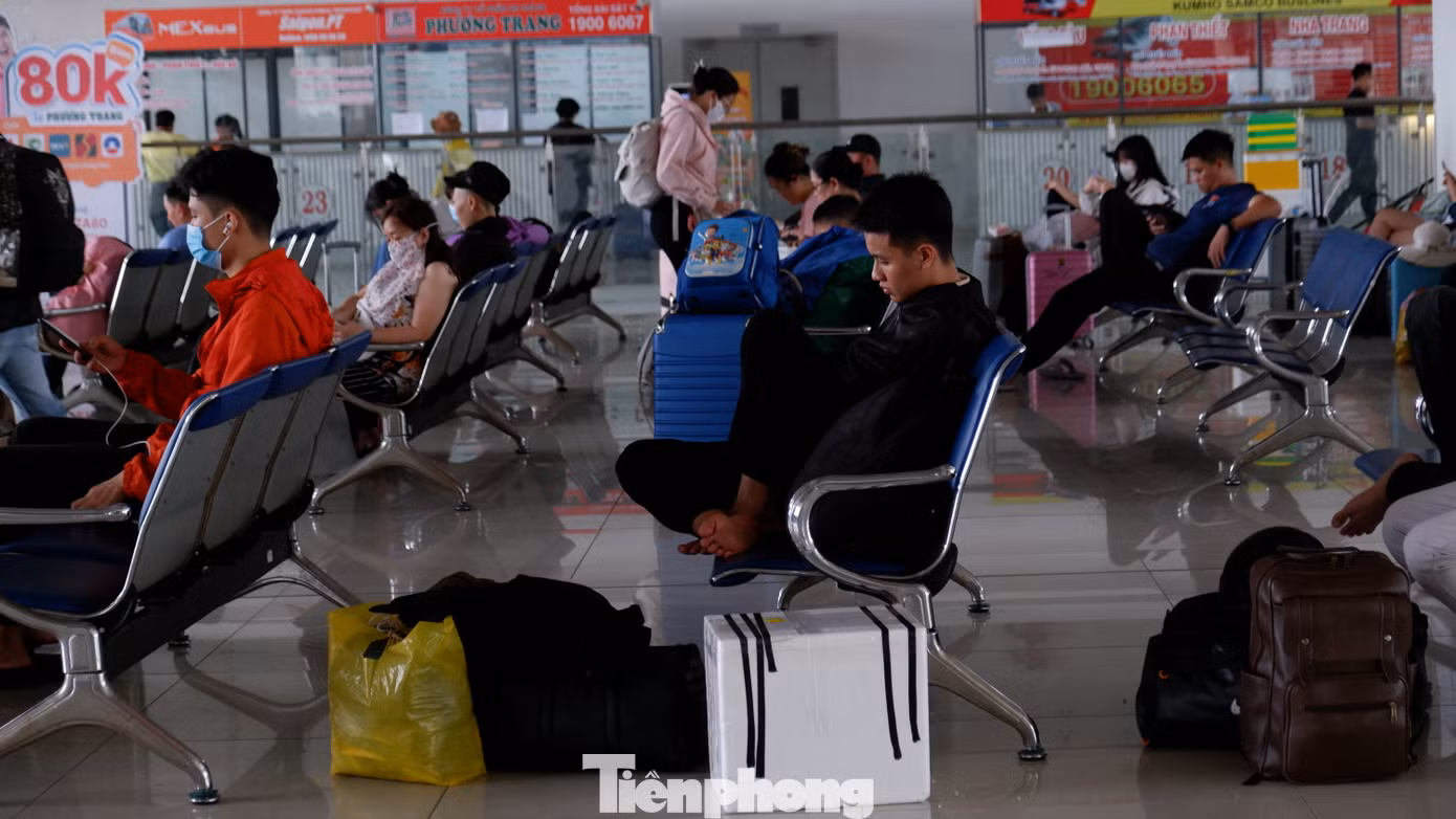 Bến xe Miền Đông mới nhộn nhịp, khác hẳn với khung cảnh thưa vắng những ngày bình thường.