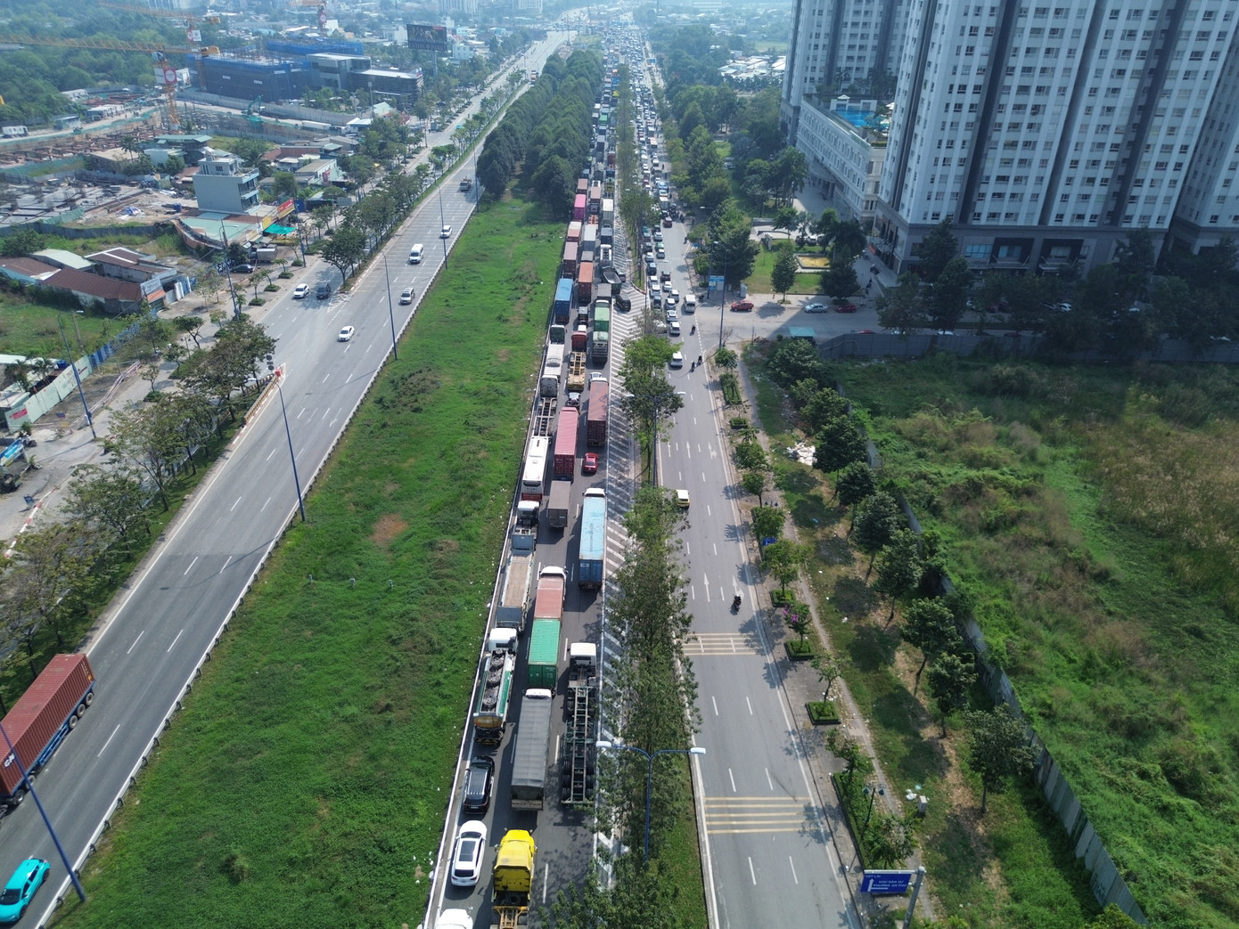 Theo ghi nhận của PV, từ đầu giờ chiều đến 15h30 ngày 22/1 (23 tháng Chạp), nhiều tuyến đường ở cửa ngõ phía Đông TPHCM như Võ Nguyên Giáp, Mai Chí Thọ, Đồng Văn Cống… xảy ra tình trạng ùn ứ.