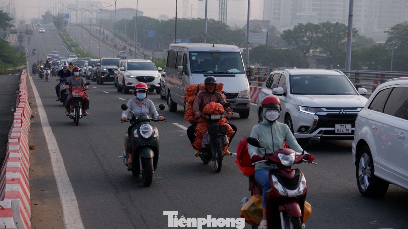 Trong ngày hôm nay 25/1 (26 tháng Chạp), ngày đầu tiên của kỳ nghỉ Tết Nguyên đán 2025, thời tiết TPHCM mát mẻ lúc sáng sớm và đêm, ngày có nắng, nhiệt độ thấp nhất 23-24 độ C, cao nhất 34 độ C. Ảnh minh họa: Hữu Huy