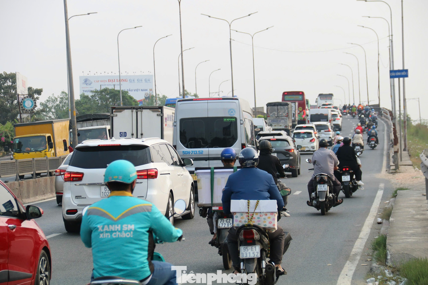 Đoạn quốc lộ 1 từ khu vực vòng xoay An Lạc đến cầu Bình Điền và từ cầu Bình Điền đến nút giao quốc lộ 1 – Nguyễn Hữu Trí (huyện Bình Chánh) xuất hiện tình trạng ùn ứ ở khu vực đèn tín hiệu giao thông.