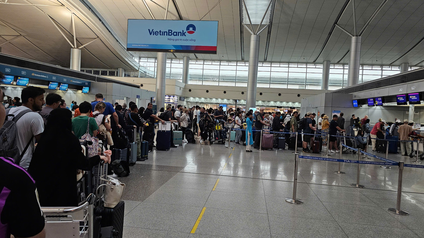 Hàng khách xếp hàng tại ga đi quốc tế. Ảnh: CTV