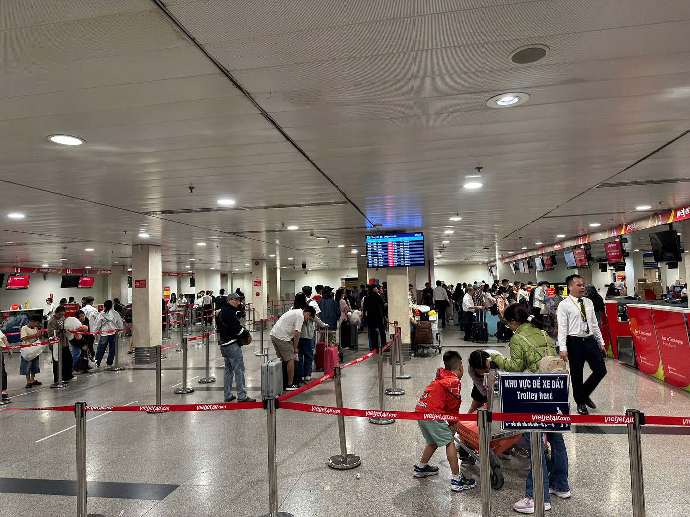 Trong giờ bay đêm 28 Tết và rạng sáng 29 Tết, khu vực quầy làm thủ tục checkin ở khu vực ga quốc nội - cảng HKQT Tân Sơn Nhất có phần thông thoáng hơn những ngày trước đó. Ảnh: CTV Trong giờ bay đêm 28 Tết và rạng sáng 29 Tết, khu vực quầy làm thủ tục checkin ở khu vực ga quốc nội - cảng HKQT Tân Sơn Nhất có phần thông thoáng hơn những ngày trước đó. Ảnh: CTV