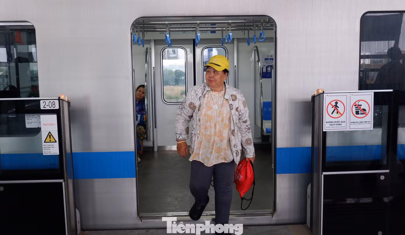 Một số hành khách đi metro để di chuyển đến Bến xe Miền Đông mới (TP. Thủ Đức).