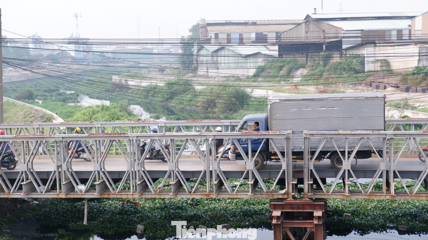 Trước khi có cầu mới, người dân phải đi qua cầu sắt cũ, chật hẹp và thường xuyên ùn tắc trong giờ cao điểm.