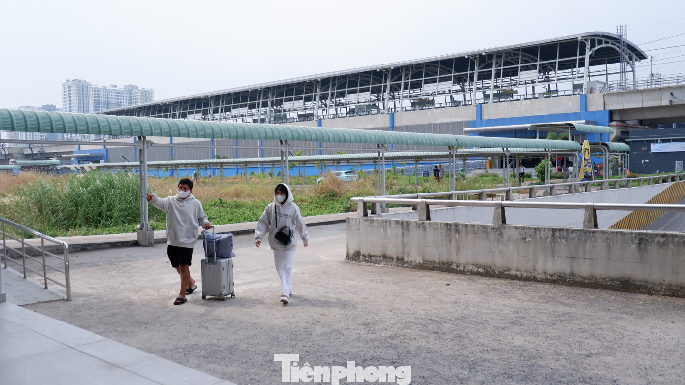 Chia sẻ với PV, anh Nguyễn Minh Phú (quê Quảng Ngãi, ngụ quận Tân Bình) cho biết: "Sau khi mua vé xe Tết, tôi được nhân viên nhà xe tư vấn đi metro từ ga Bến Thành ra đến bến xe Miền Đông mới. Hành trình đi lại rất nhanh mà không cần phải đi xe trung chuyển như trước đây". Trong ảnh: Người dân đi metro để đến bến xe Miền Đông mới. Ảnh: Hữu Huy Chia sẻ với PV, anh Nguyễn Minh Phú (quê Quảng Ngãi, ngụ quận Tân Bình) cho biết: "Sau khi mua vé xe Tết, tôi được nhân viên nhà xe tư vấn đi metro từ ga Bến Thành ra đến bến xe Miền Đông mới. Hành trình đi lại rất nhanh mà không cần phải đi xe trung chuyển như trước đây". Trong ảnh: Người dân đi metro để đến bến xe Miền Đông mới. Ảnh: Hữu Huy