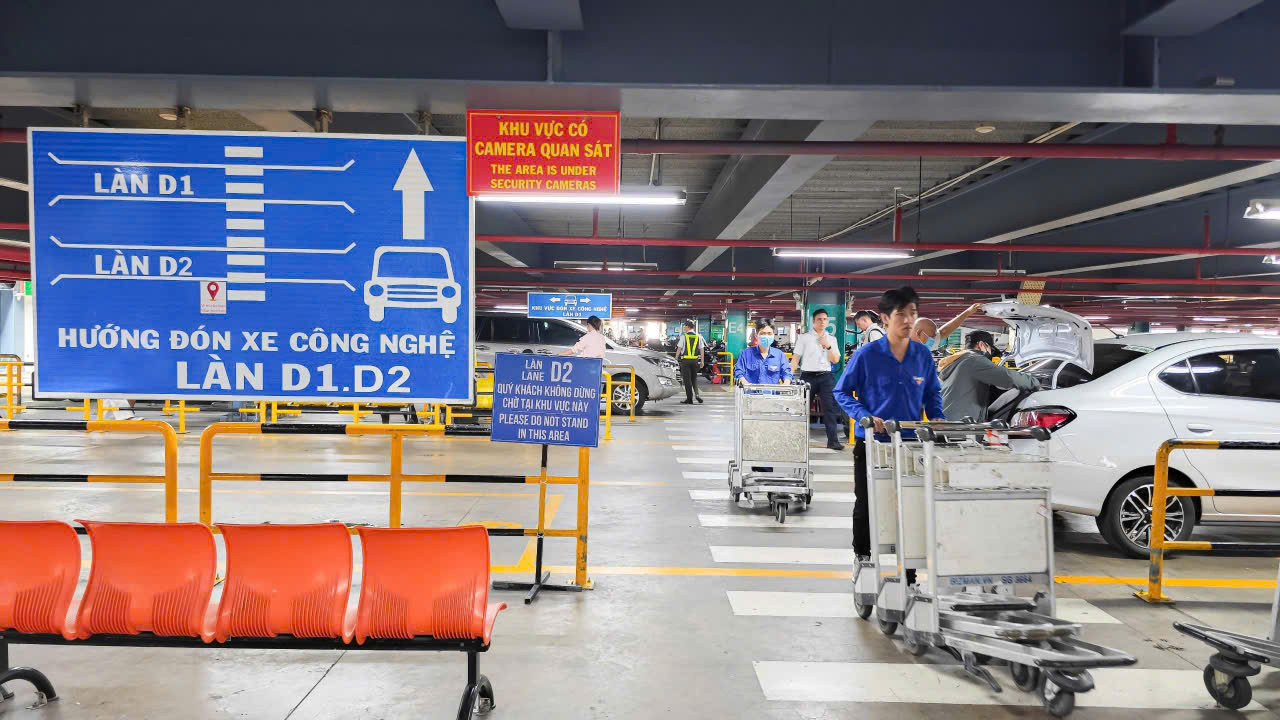 Ngoài khu vực an ninh soi chiếu, các bạn tình nguyện viên còn tham gia hỗ trợ sắp xếp xe đẩy ở khu vực nhà xe và sảnh công cộng.