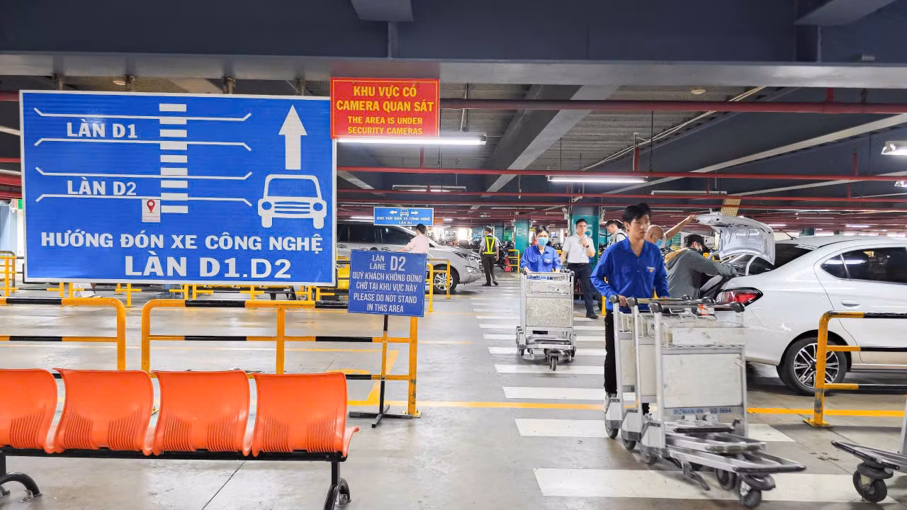Ngoài khu vực an ninh soi chiếu, các bạn tình nguyện viên còn tham gia hỗ trợ sắp xếp xe đẩy ở khu vực nhà xe và sảnh công cộng.